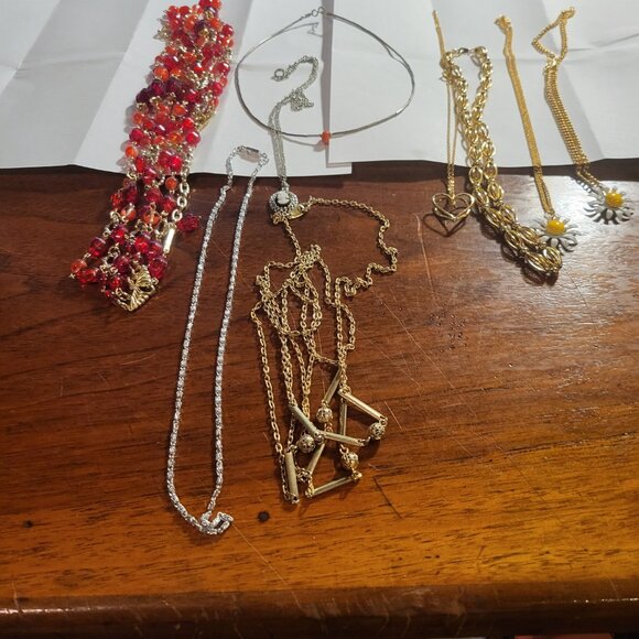 SMALL LOT OF 8 DIFFERENT NECKLACES - Picture 2 of 2